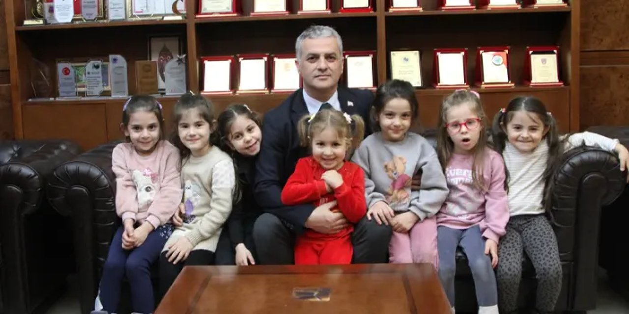 Yomra Belediye Başkanı Mustafa Bıyık’a miniklerden anlamlı ziyaret