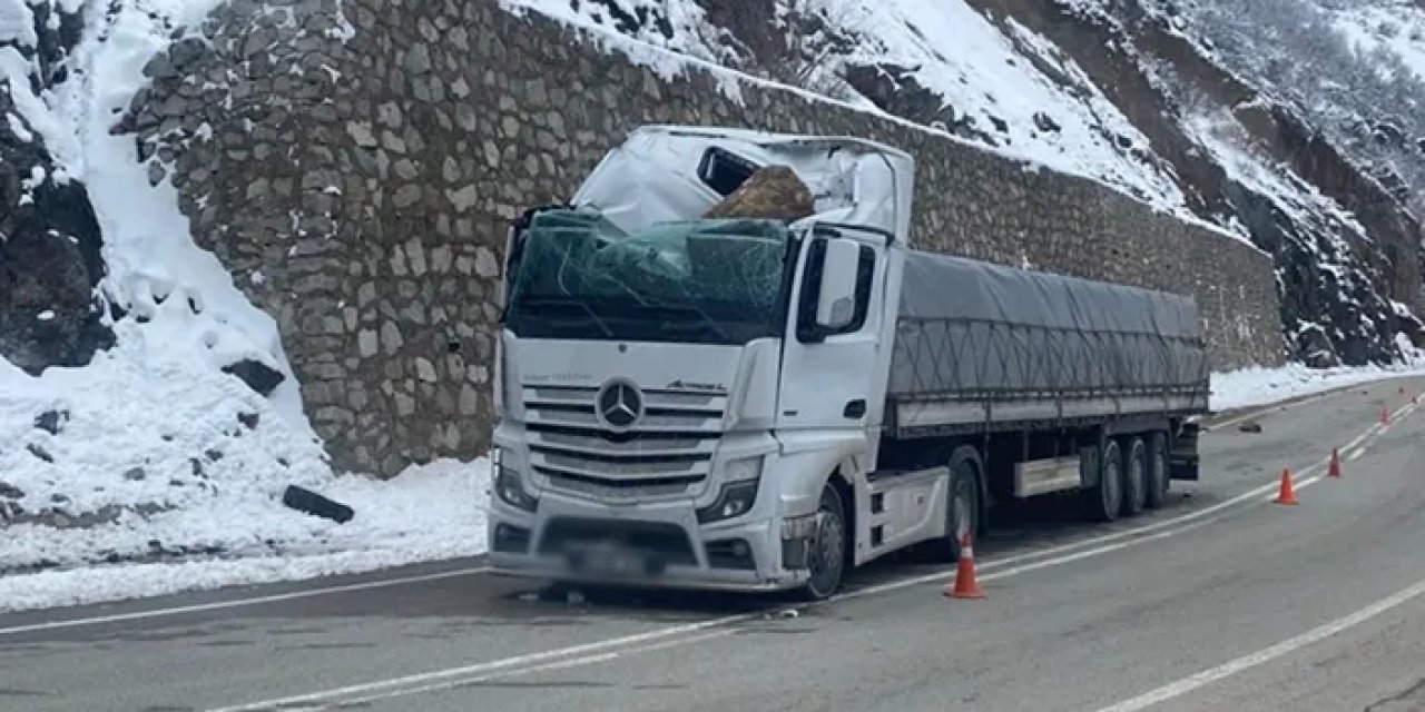 Gümüşhane'de TIR'ın üzerine kaya parçası düştü! Sürücü yaralandı
