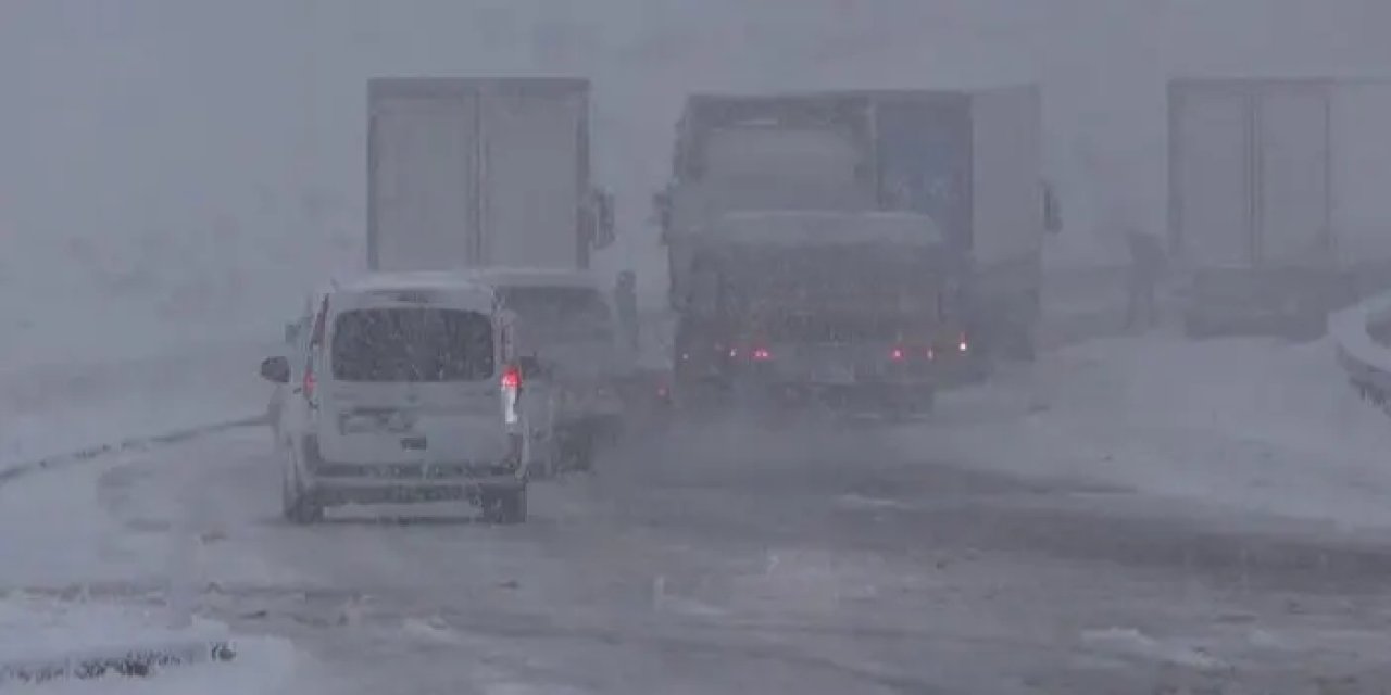 Bayburt Kop Dağı’nda kar sürücüleri yolda bıraktı
