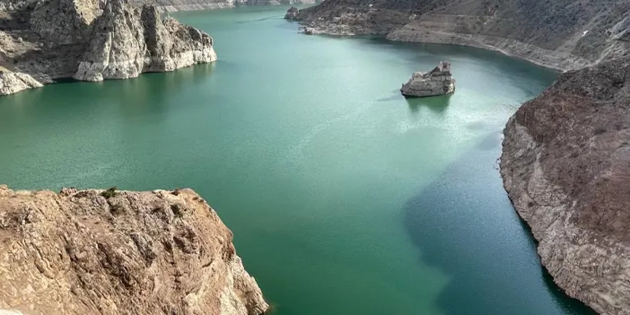 Artvin’de baraj suyu çekildi! Yapılar ortaya çıktı