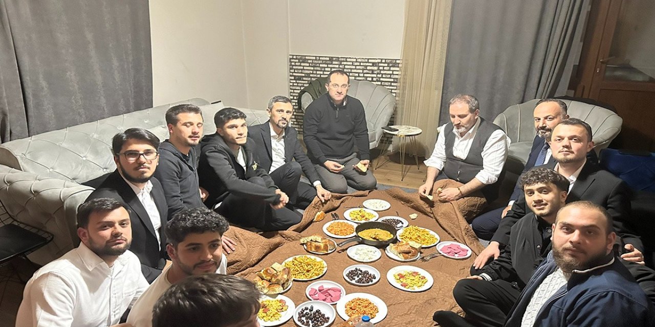 Başkan Ekim, sahurda gençlerle buluştu