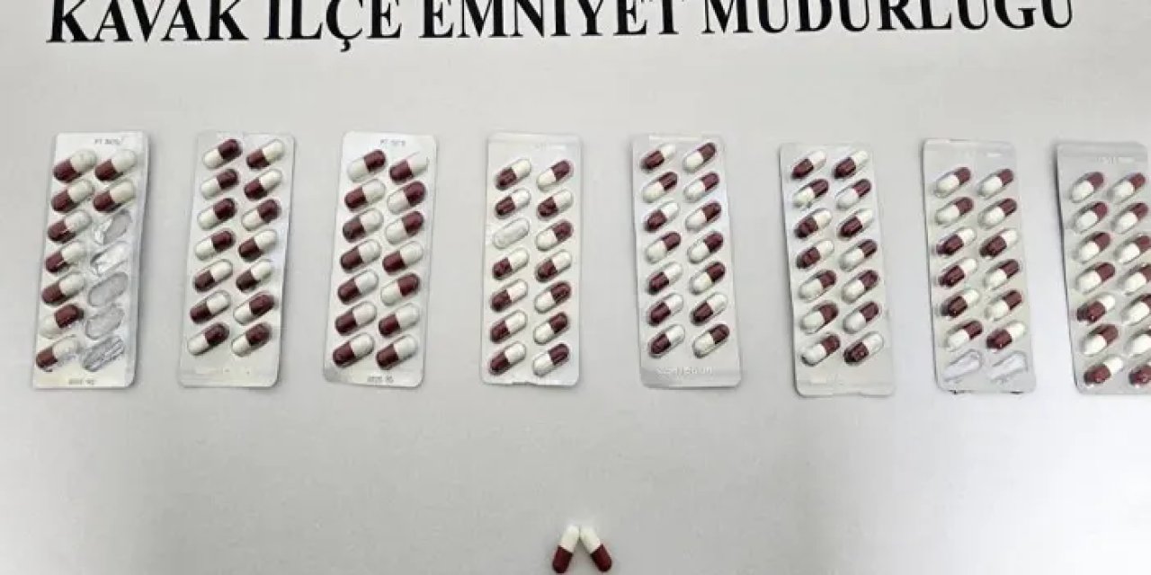 Kavak’ta uyuşturucu operasyonu: Araç ve evlerde 107 sentetik hap