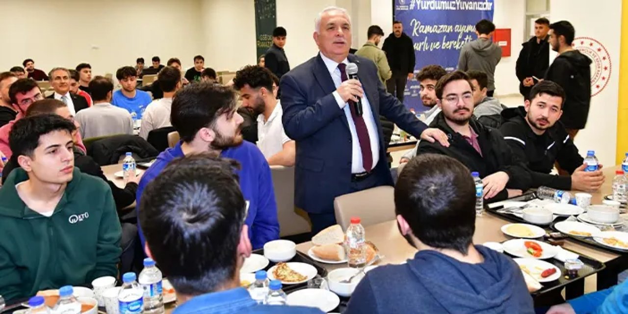 Vali Yıldırım KYK öğrencileriyle sahurda buluştu: “Türkiye’nin geleceği sizlersiniz”