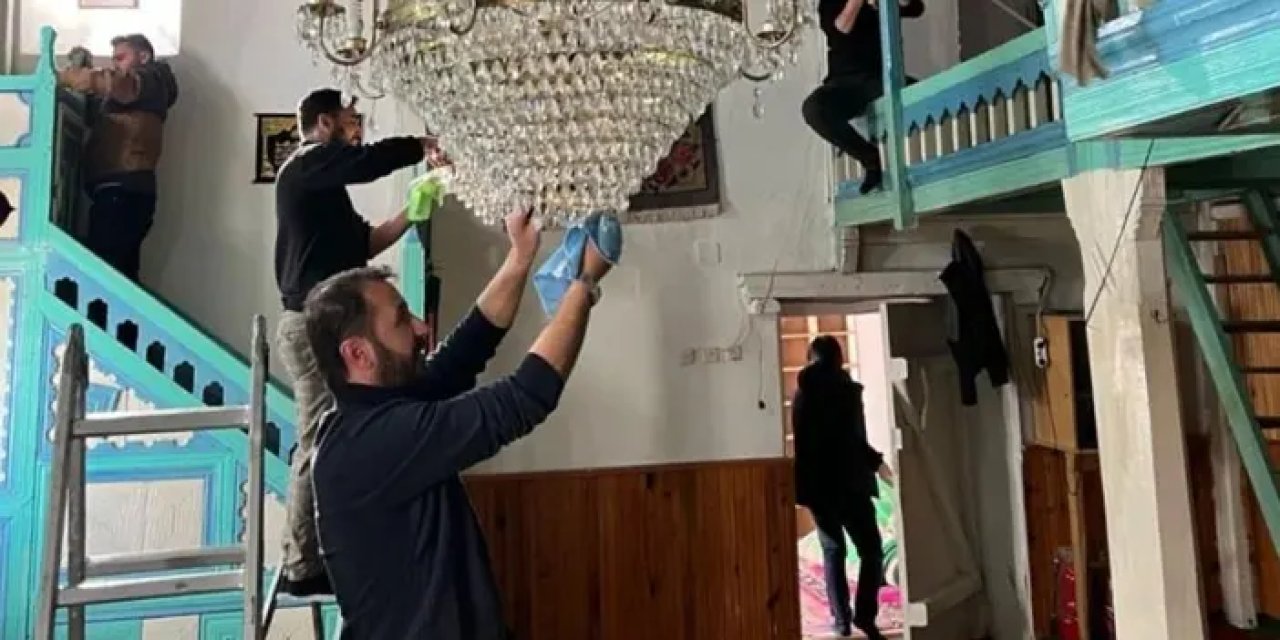 Bayburt’ta üniversite öğrencileri camileri temizledi