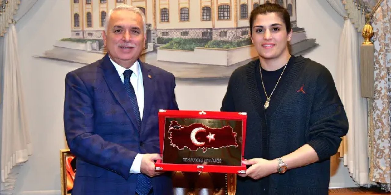 Dünya Şampiyonu Busenaz Sürmeneli’den Trabzon Valisi’ne ziyaret