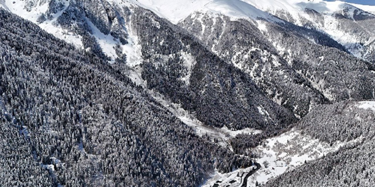 Çamlıhemşin’in Yaylaları Karla Kaplandı: Bölge Beyaz Örtüye Büründü