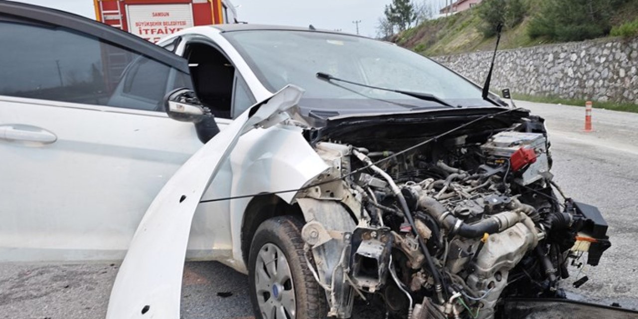 Samsun'da hurdaya dönen otomobilin sürücüsü yara almadan kurtuldu