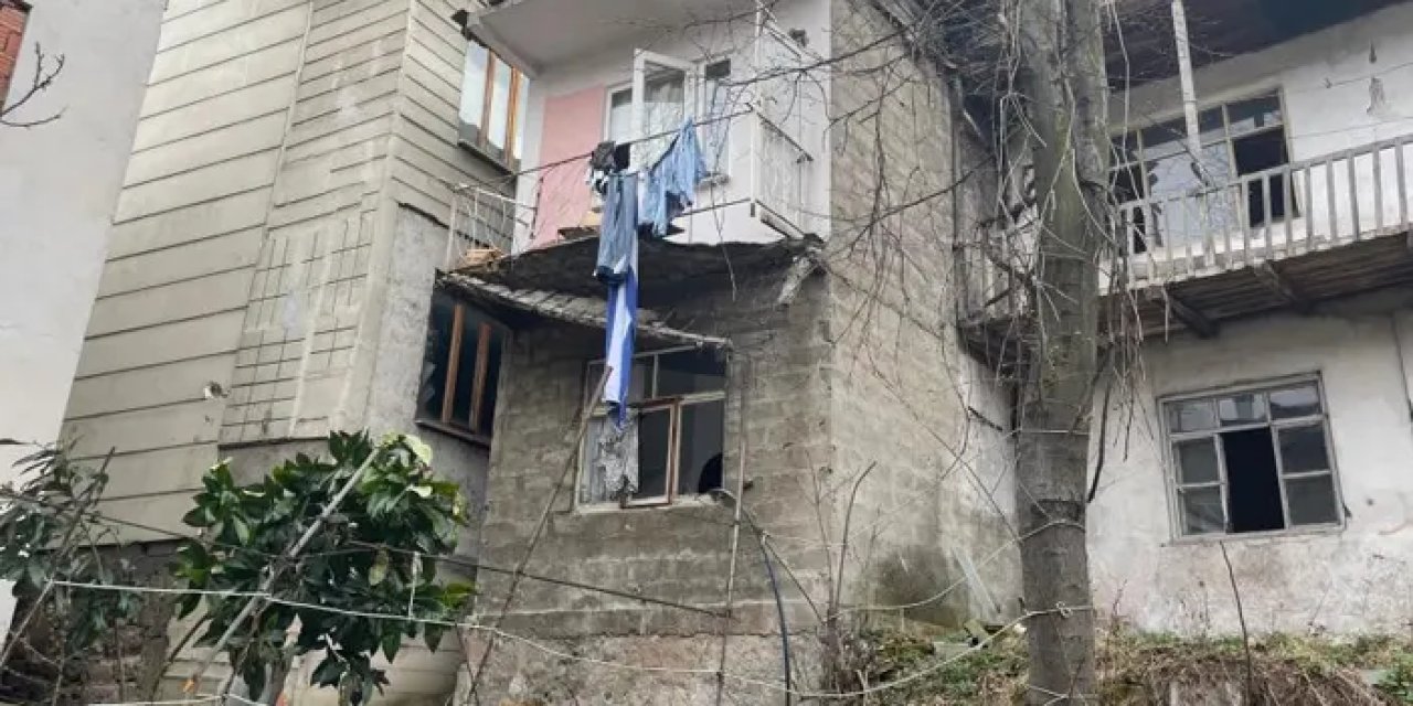 Artvin’de çamaşır asmaya çıktığı balkın çökünce yaralandı