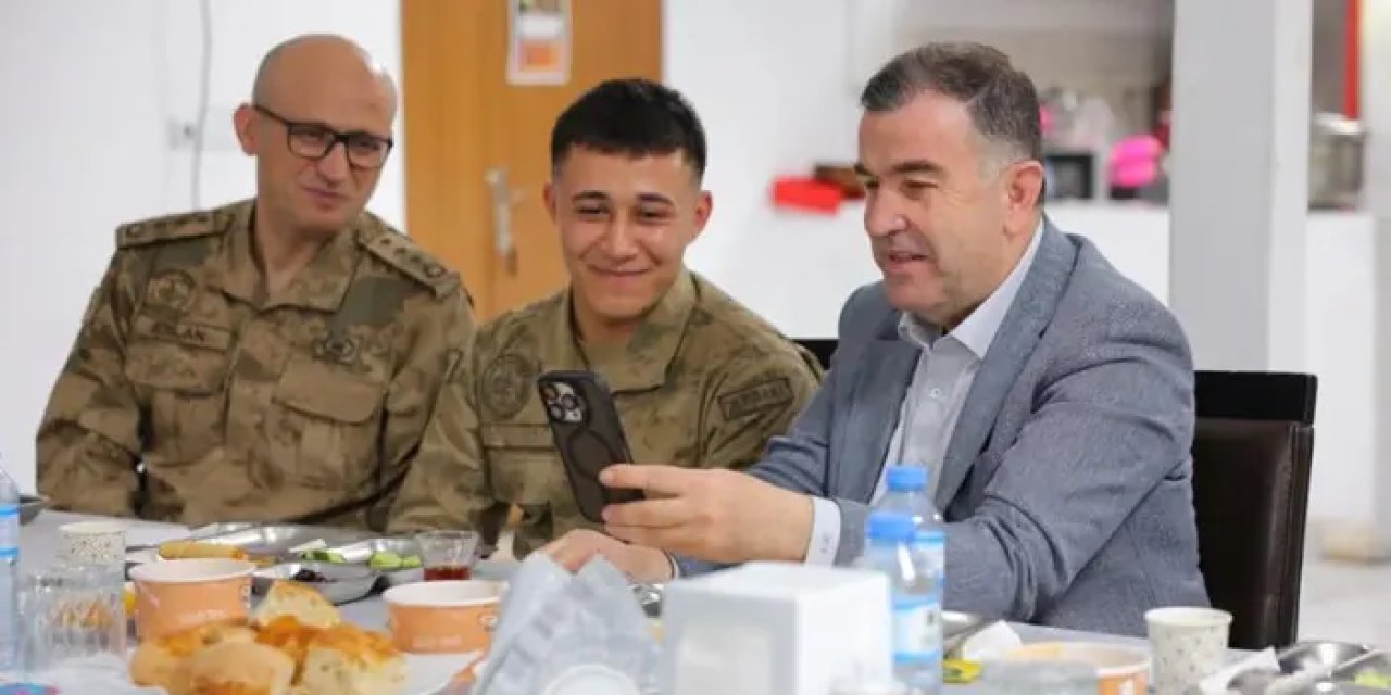 Bayburt Valisi Eldivan Mehmetçikle sahur yaptı!
