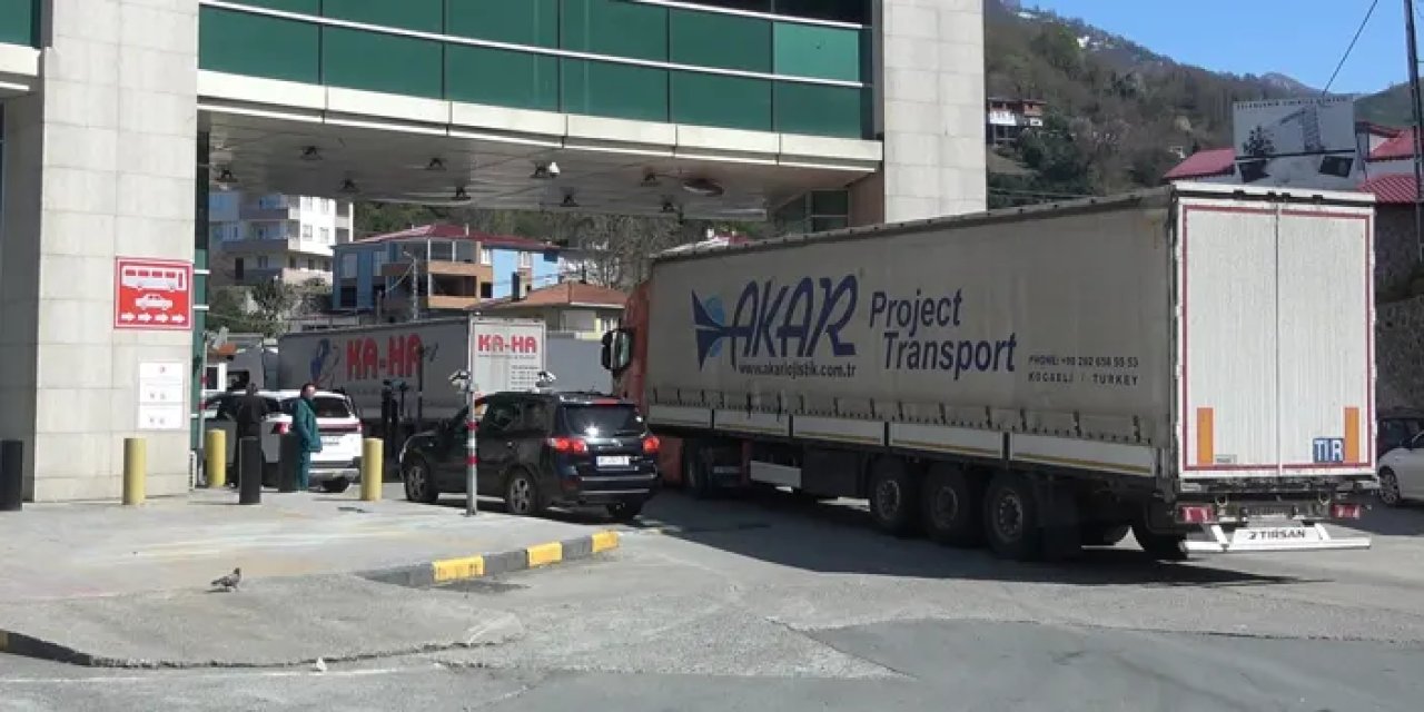 Artvin’de tır şoförlerinin bayram mesaisi!