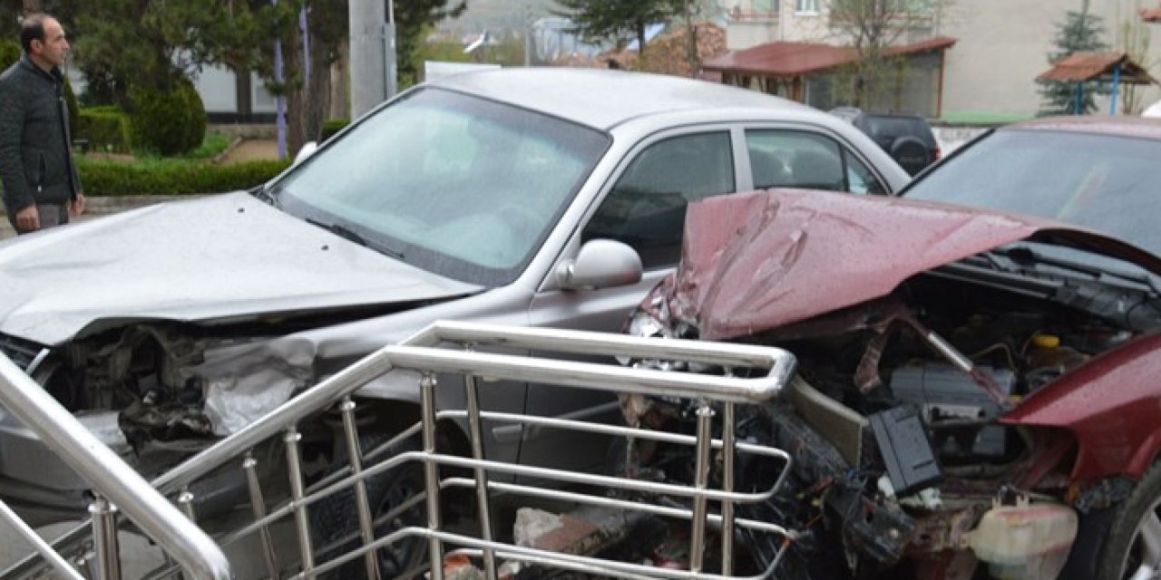 Havza’da İki Otomobil Çarpıştı: 4 Kişi Yaralandı