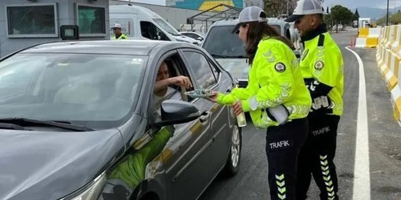 Bayburt’ta trafik polisinden ceza yerine tatlı ikramı!