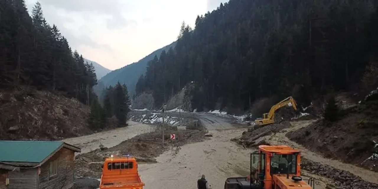 Trabzon'da dere taştı! Kara yolu göle döndü