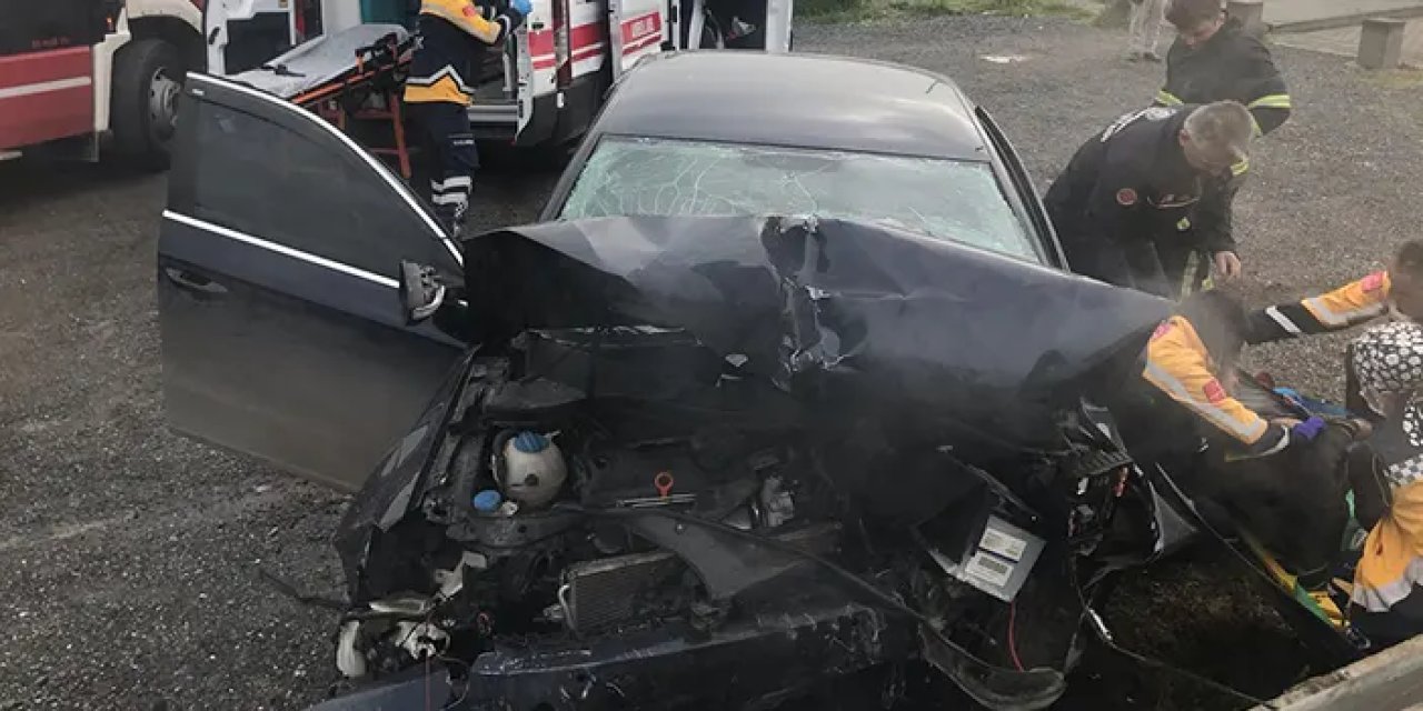 Samsun'da otomobil kaldırıma çarptı: 2 yaralı