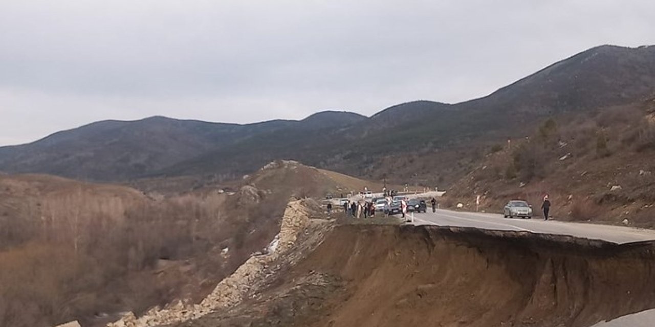 Gümüşhane'de toprak kayması sonucu yolda çökme meydana geldi