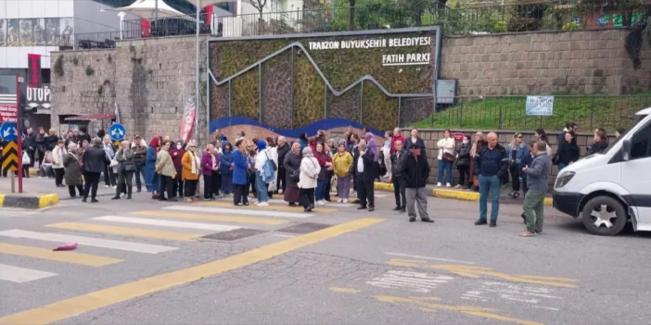 Trabzon’da vatandaşlar Konak'ı son yolculuğunda yalnız bırakmıyor