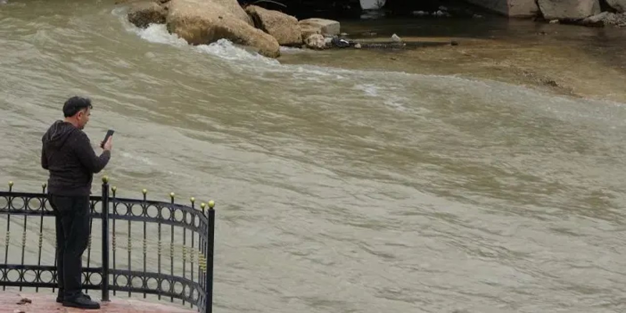 Bayburt’ta Çoruh Nehri’nin su seviyesi 2 katına çıktı