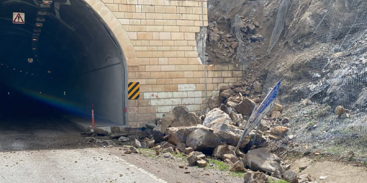 Gümüşhane'de Trabzon yolunda heyelan! Trafik her iki yöne kapatıldı