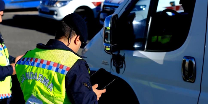 Bayram dönüşünde sıkı denetim: Bayburt’ta jandarma trafikte