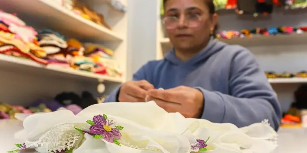 Ordulu kadın azmi ile hayran bırakıyor! İğne iplikle ailesinin geçimini sağlıyor