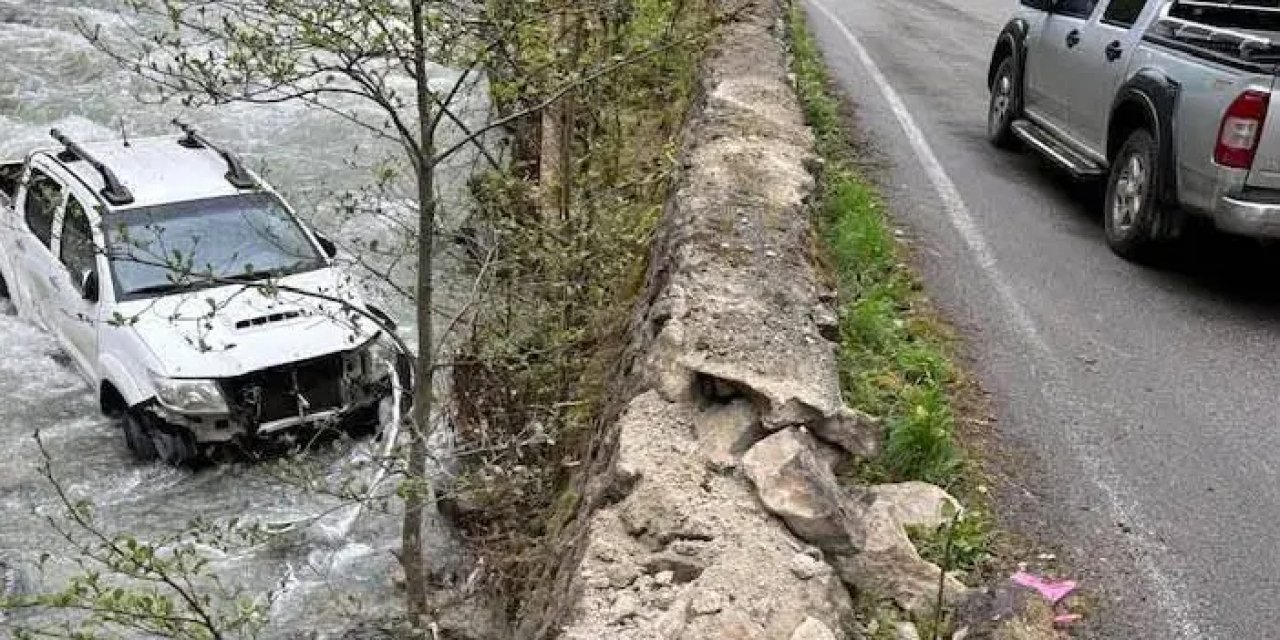Trabzon'da kontrolden çıkan kamyonet dereye uçtu