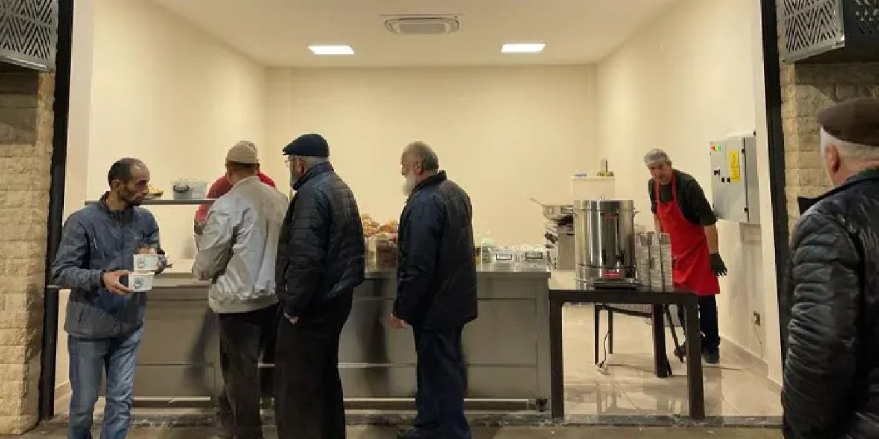 Trabzon’da pazarcı esnafına sıcak çorba ikramı!