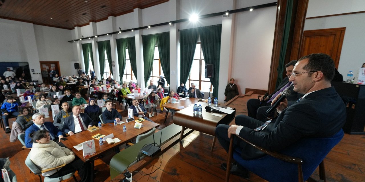 Başkan Ekim'den çocuklara kitap sürprizi