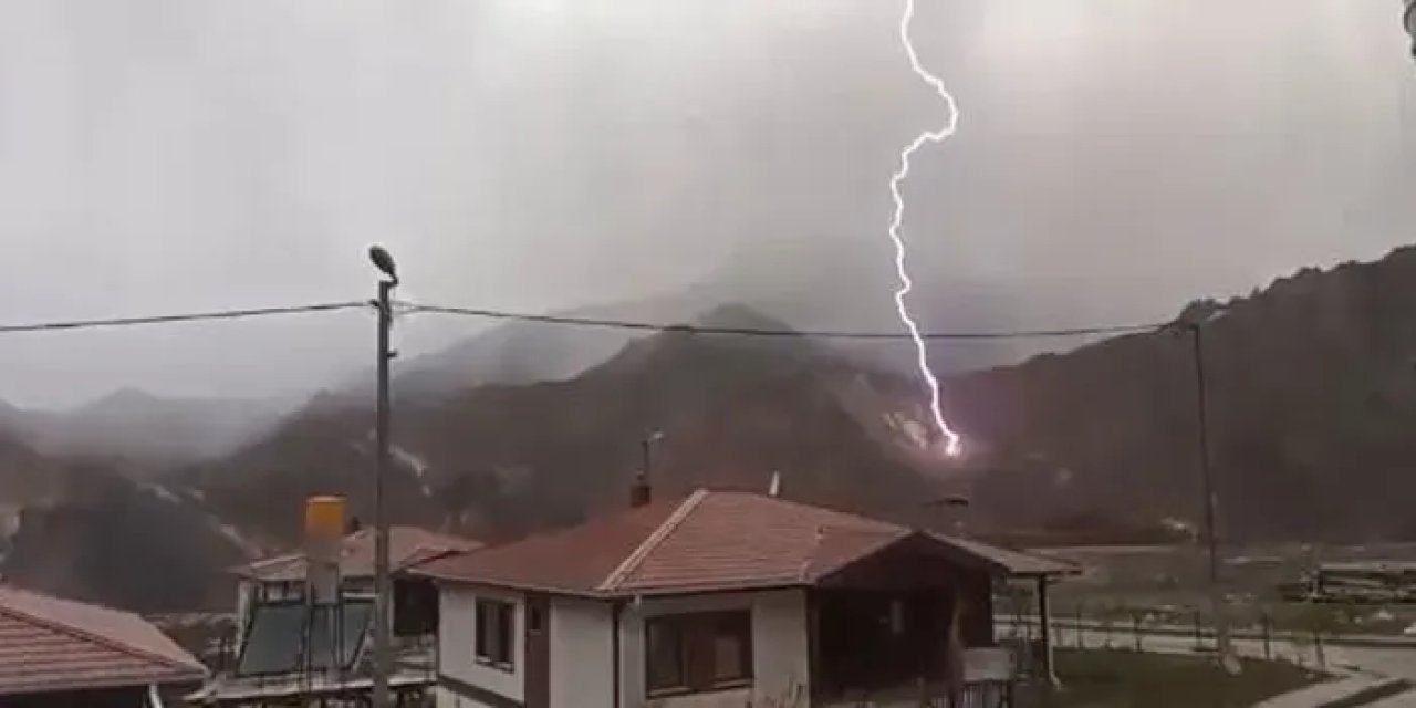 Artvin’de yıldırım düşme anı kamerada!