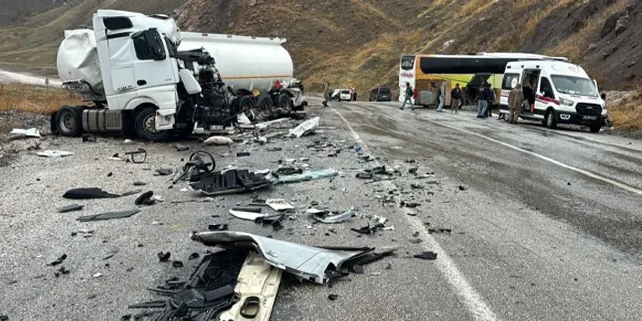 Hakkari'de yakıt tankeri ile otobüs çarpıştı! Ölü ve yaralılar var