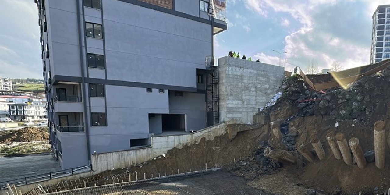 Samsun'un Atakum ilçesinde bir inşaat alanı yanındaki yol kısmen çöktü