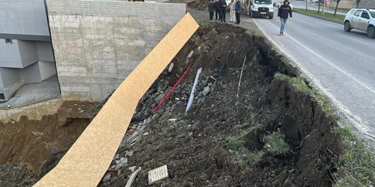 Samsun'da İnşaat çalışması sırasında toprak kaydı, yol trafiğe kapatıldı