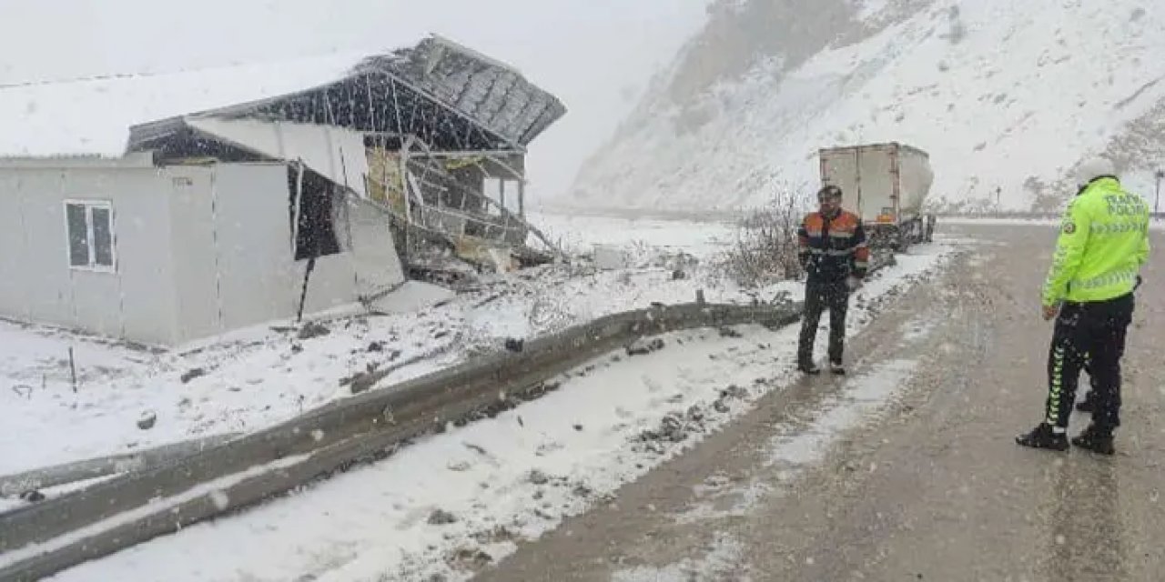 Bayburt-Erzurum yolunda tır kazası: Önce bariyerlere çarptı, sonra...