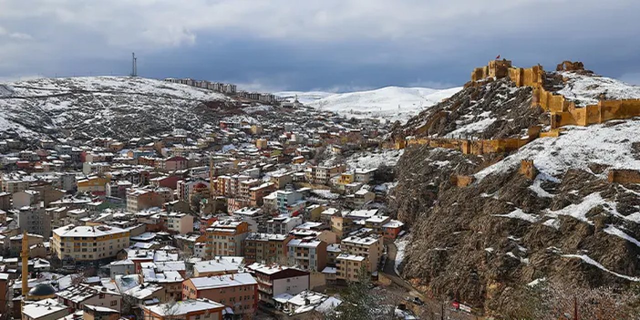 Bayburt Kalesi ilkbaharda beyaza büründü