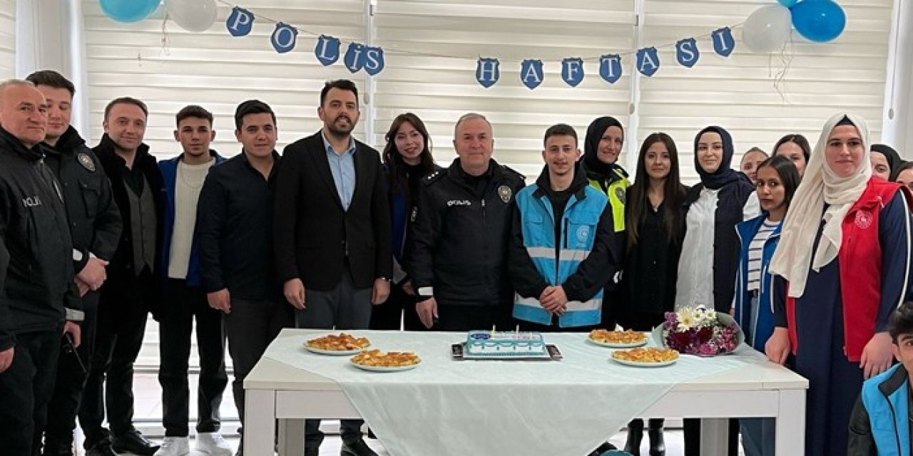 Samsun'da kavga ihbarına giden polislere öğrencilerden sürpriz kutlama