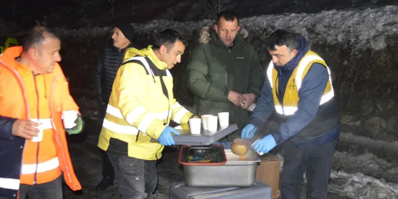 Samsun’da karda mahsur kalanlara sıcak çorba ikram edildi