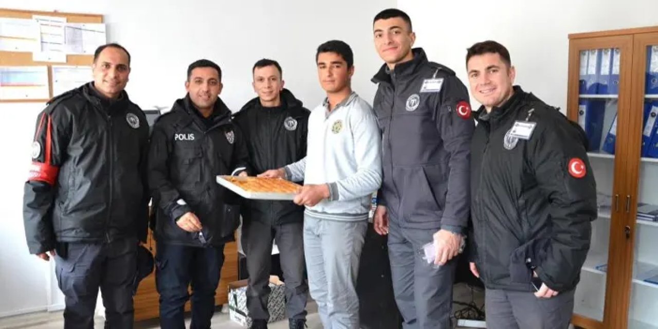 Bayburt’ta öğrencilerden polis ve polis adaylarına tatlı ikramı
