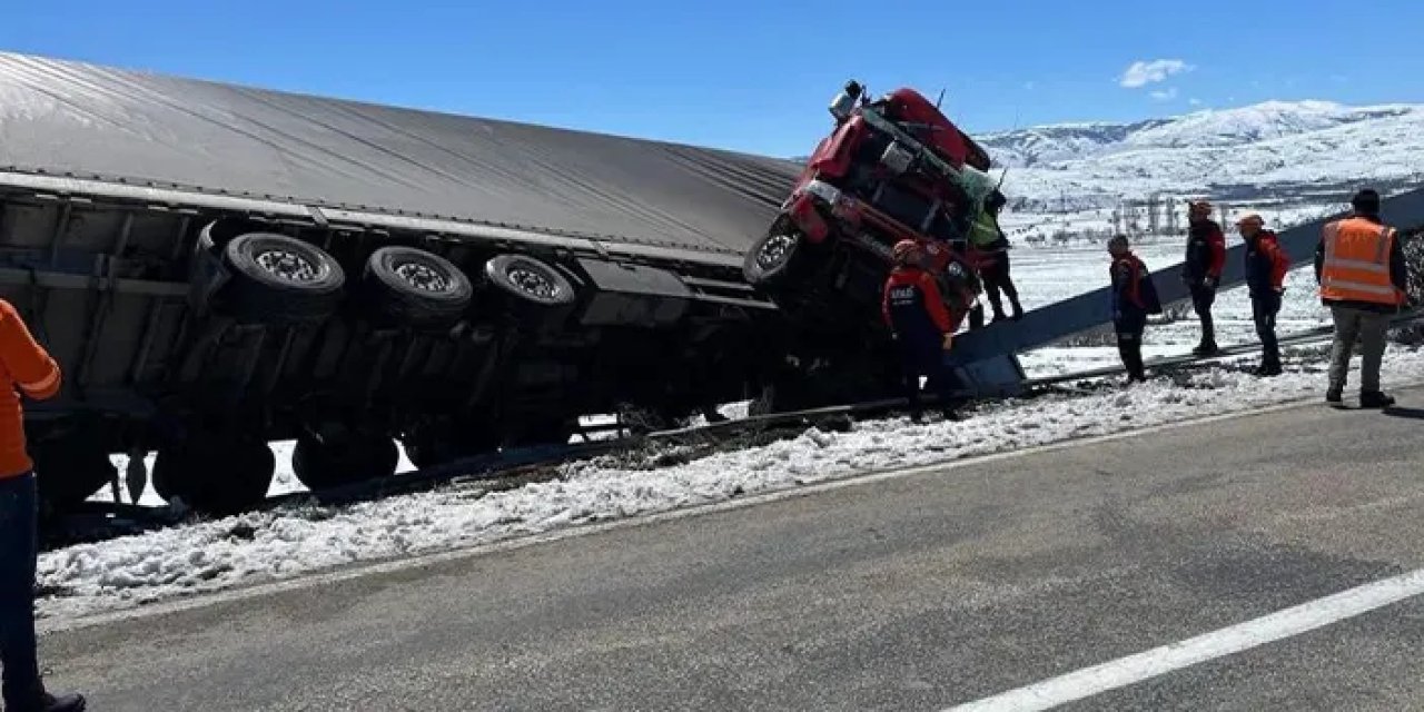 Kontrolden çıkan tır, bariyerlerde asılı kaldı! Sürücü sıkıştı
