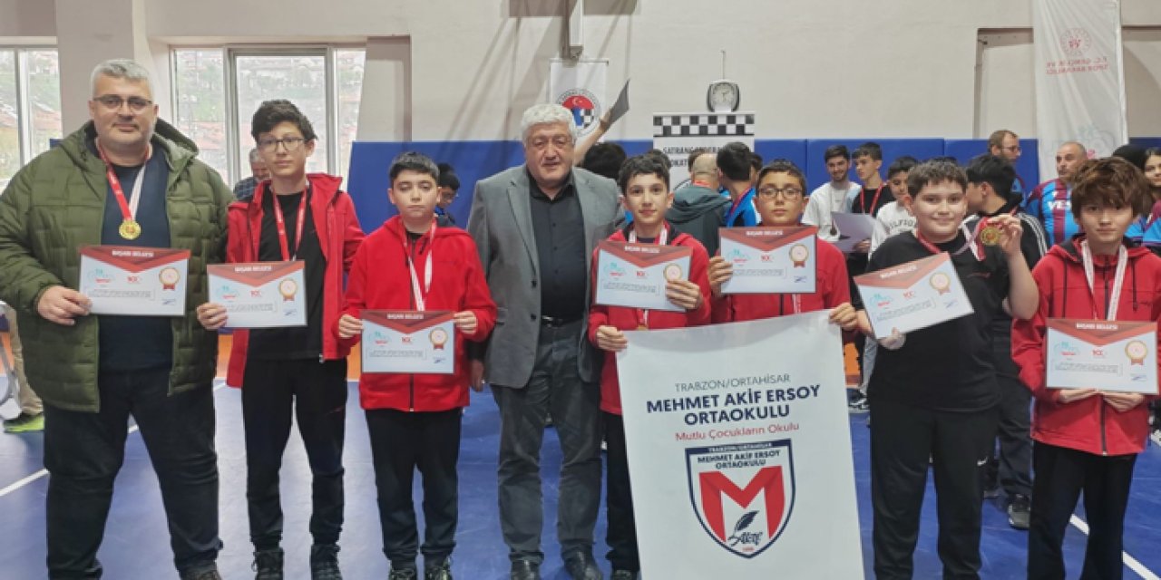 Mehmet Akif Ersoy Ortaokulu Satranç Takımı yenilgisiz final turunda…