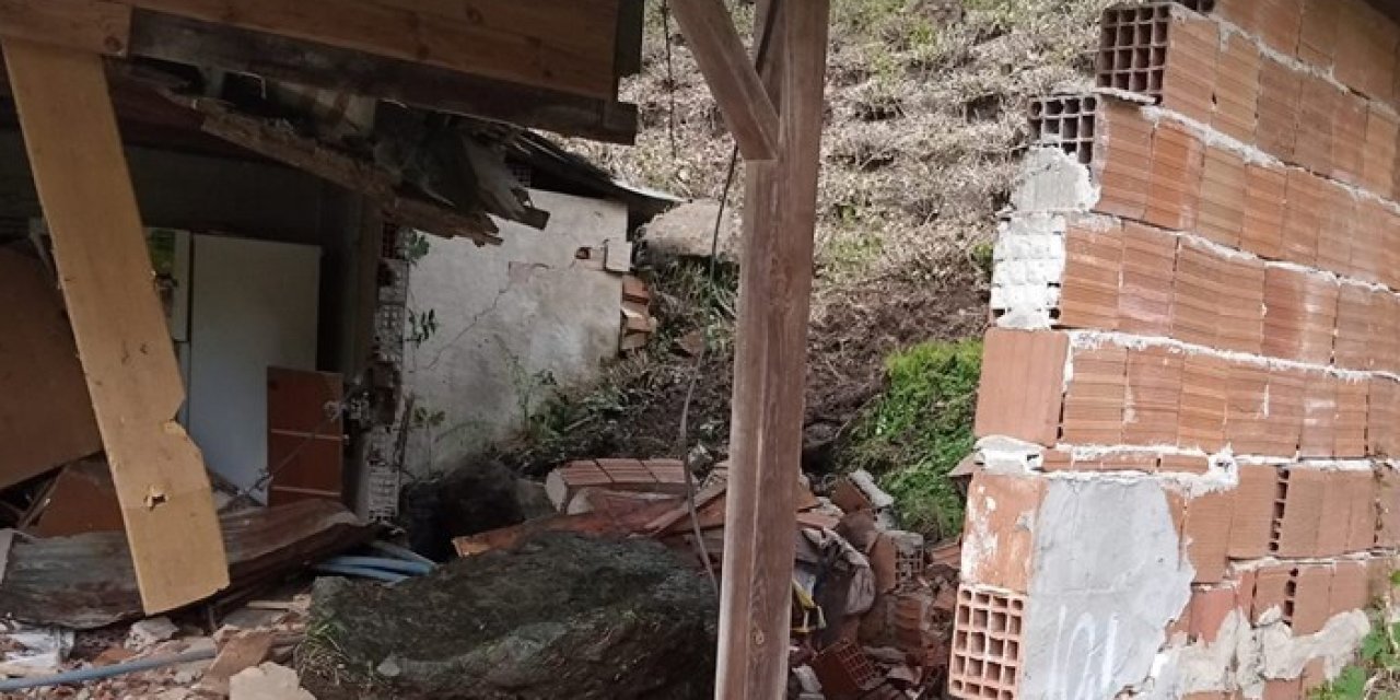 Rize'de meydana gelen heyelanda bir ev zarar gördü
