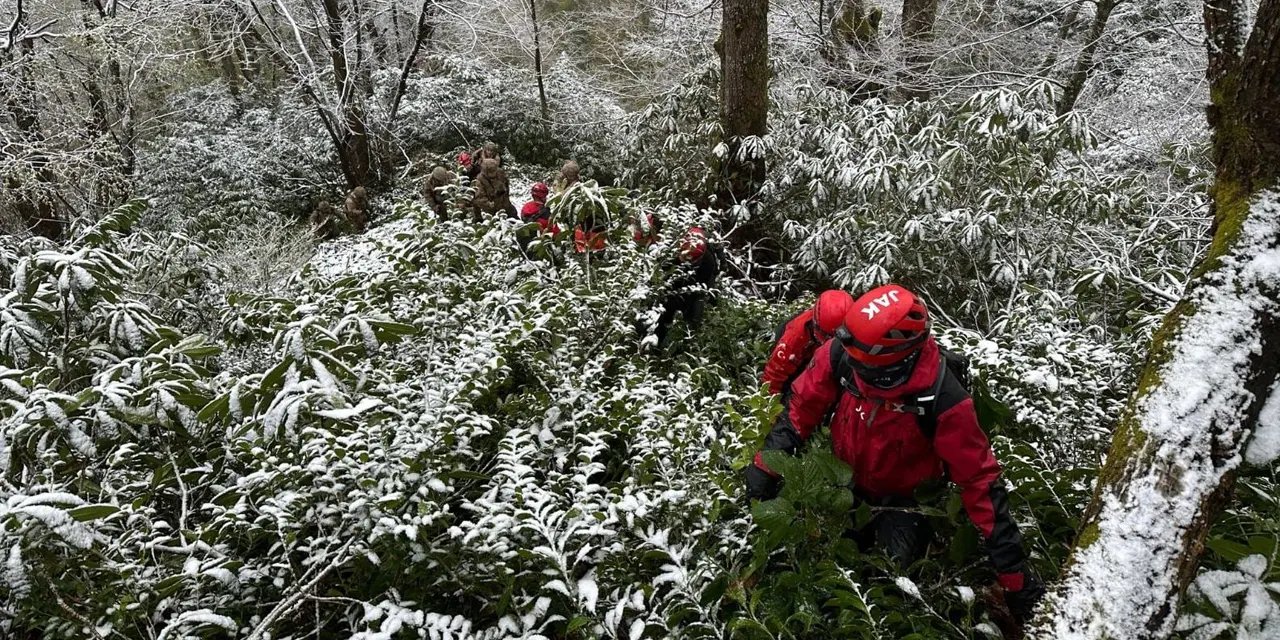Artvin’de sınır ihlali canlarına mal oluyordu: 11 saat karla kaplı arazide mahsur kaldılar