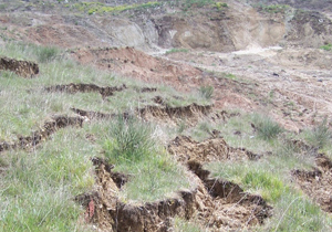 Otobüs toprak altında kaldı