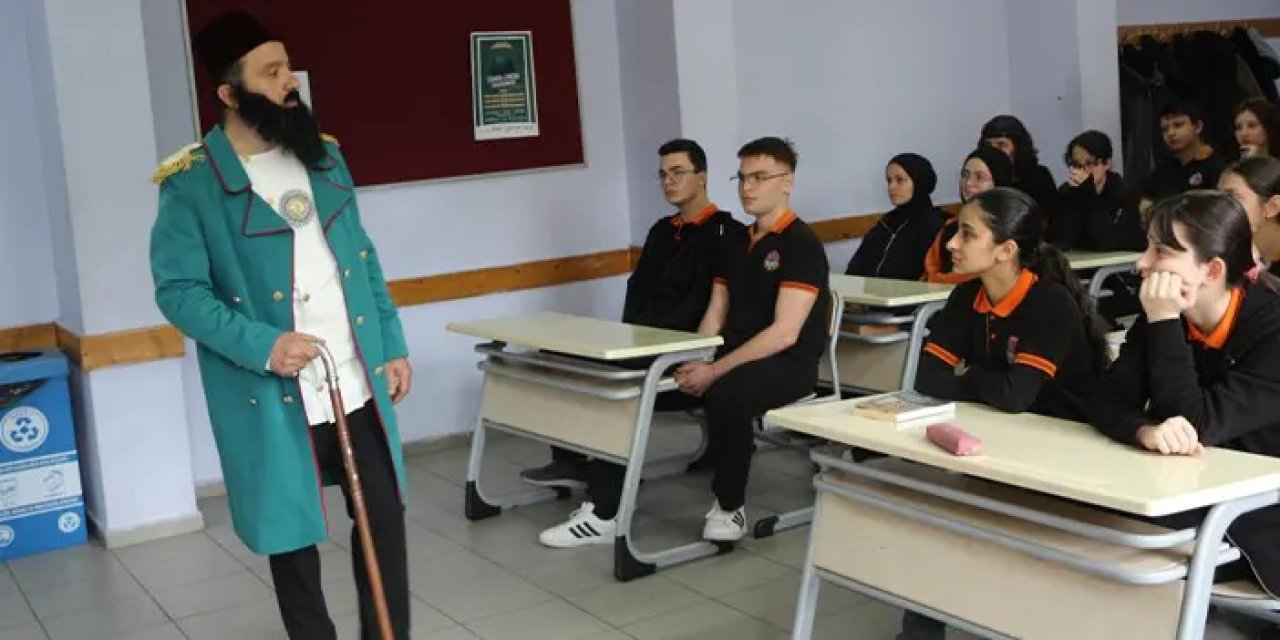 Rize’de tarih dersi ezber bozdu: Öğretmen karaktere bürünüp derse giriyor