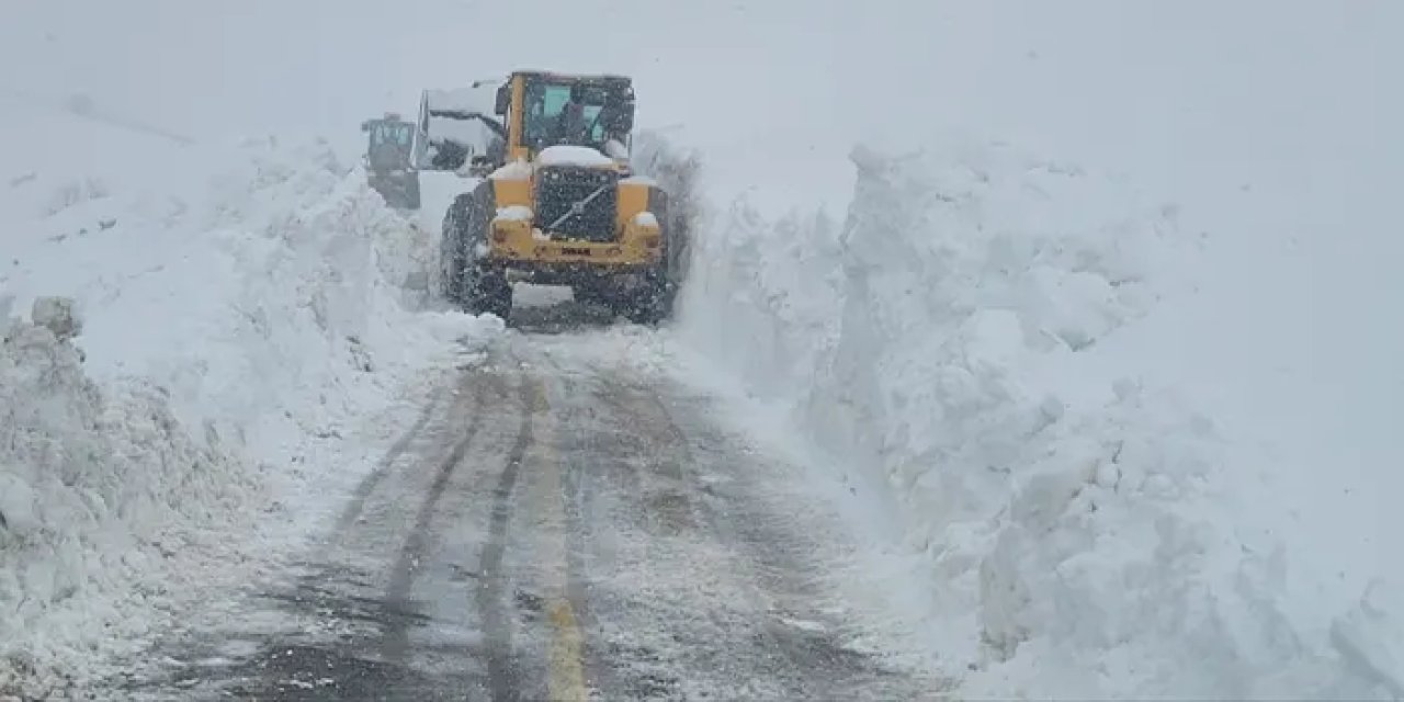 Trabzon'da Nisan ayında karla mücadele! Ulaşımda aksamalar yaşanıyor