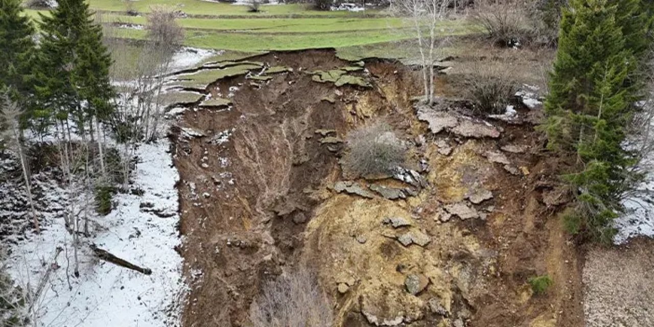 Artvin’de ormanlık alanda korkutan heyelan: Köy yolu kapanmıştı
