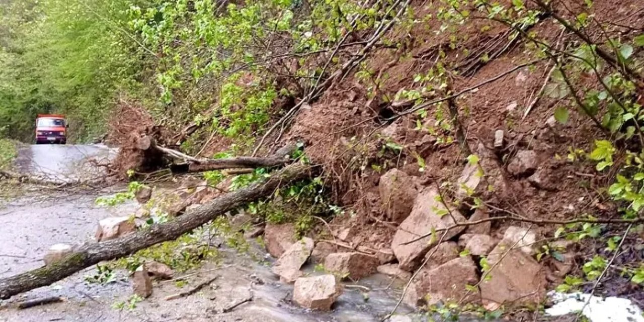 Giresun'da 3 farklı noktada heyelan! Toprak ve kaya kütleleri yolları kapattı