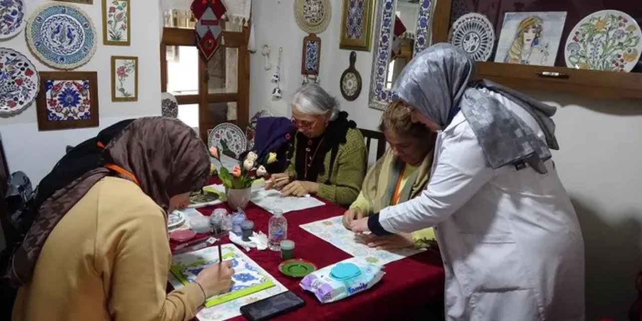 Trabzon’da çinicilik kursu sayesinde hem stres atıyor hem kazanıyorlar!