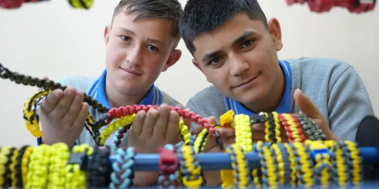 Bayburt’ta lise öğrencilerinden rengarenk bileklikler!