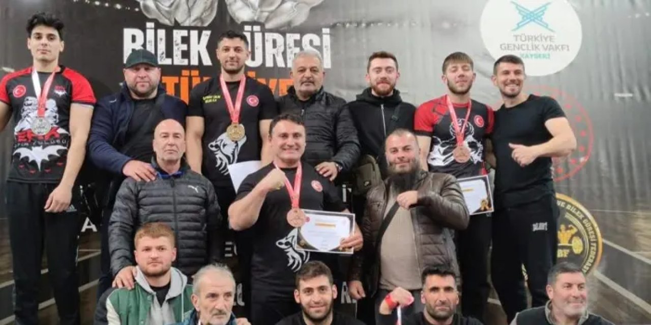 Bayburtlu bilek güreşi sporcularından büyük başarı!