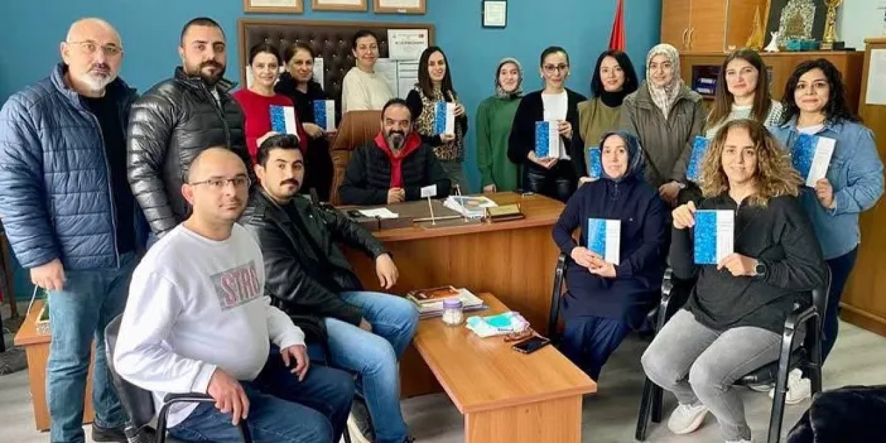 Samsun’da okul müdürü Dodur, kitap gelirini öğrencilere bağışladı