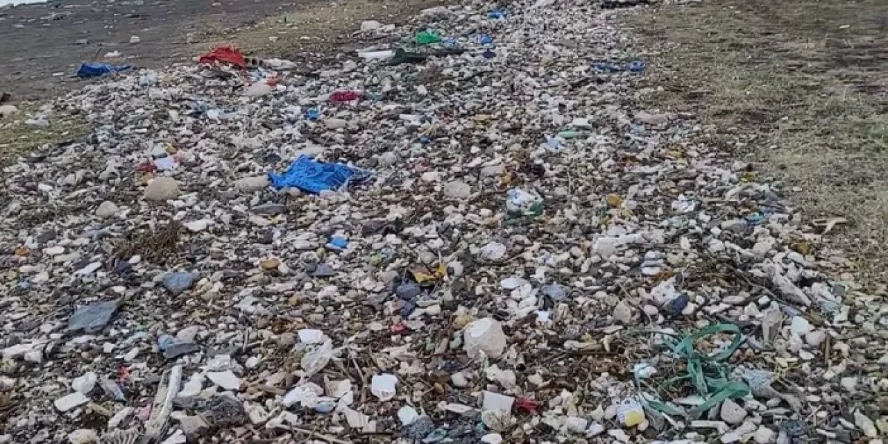 Trabzon sahilinde çöp manzarası! Atıklar kıyıya vurdu